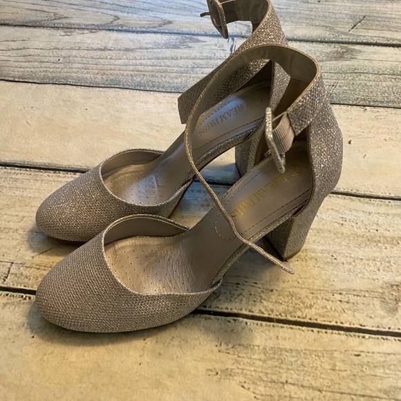 New without box dream pairs glitter silver covered toe heels. - Picture 10 of 11